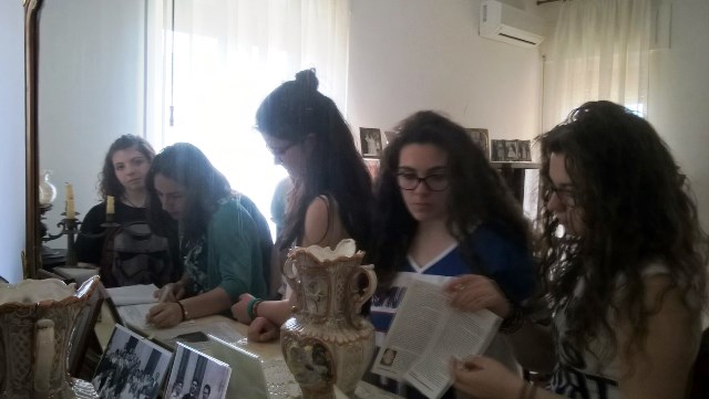 I ragazzi del gruppo Rondine presso la casa-museo del Beato Puglisi