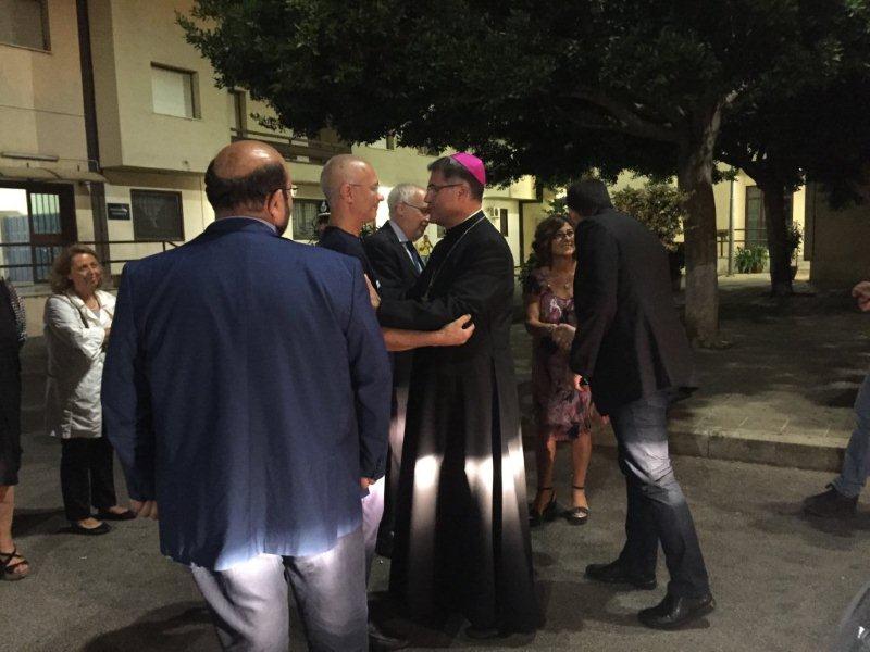 Maurizio Artale, Presidente del Centro di Accoglienza Padre Nostro, accoglie S.E.za l'Arcivesco di Palermo Mons. Corrado Lorefice insieme
al Francesca Vazzana, Direttrice del carcere Pagliarelli, e a Giuseppe Rizzo, Comandante della Polizia Penitenziaria