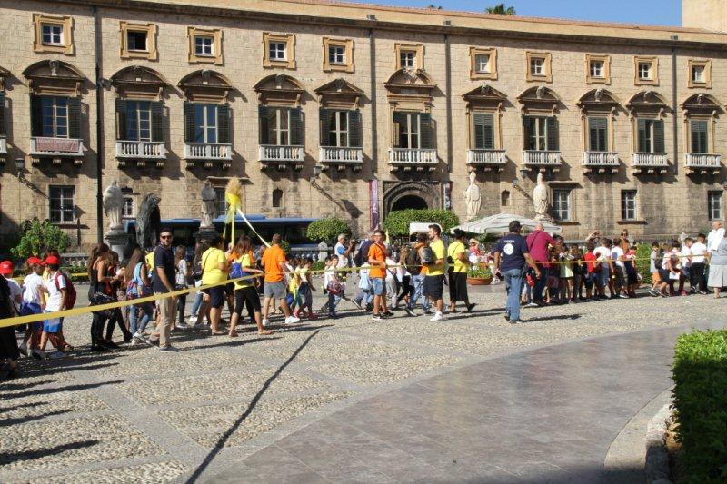 Un fiore per il Beato Puglisi in Cattedrale. L'arrivo delle scolaresche