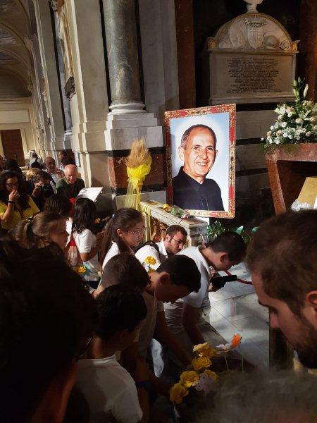Un fiore per il Beato Puglisi in Cattedrale. Vengono deposti i fiori sulla tomba del Beato
