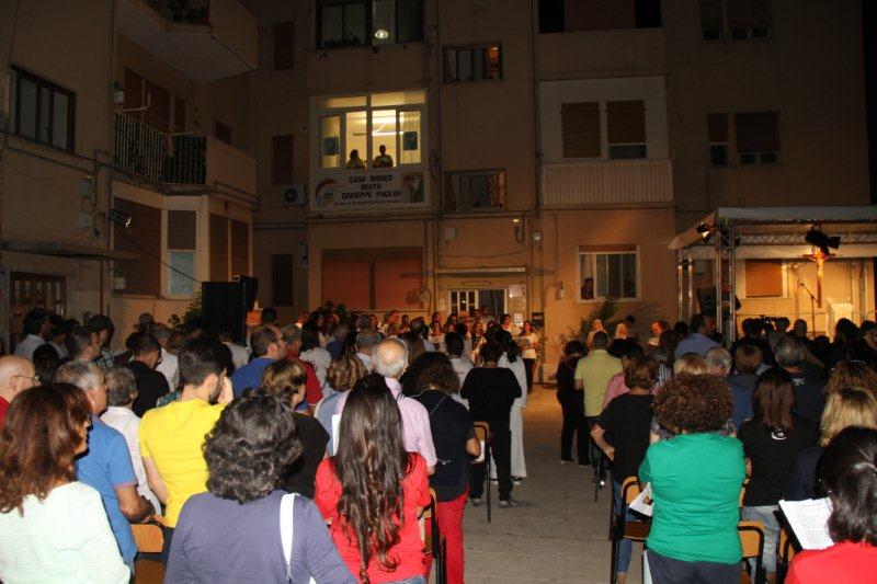 Alcuni momenti durante la veglia di preghiera