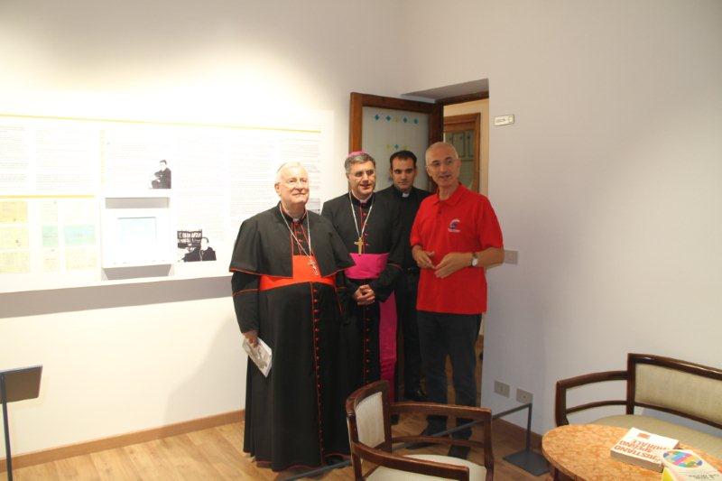 Maurizio Artale insieme a S.E.Rev.ma Card. Cardinale Gualtiero Bassetti, S.Ecc.zza Mons. Corrado Lorefice e don Salvatore Biancorosso, segretario S.Ecc.zza Mons. Lorefice Corrado presso la Casa Museo del Beato Giuseppe Puglisi