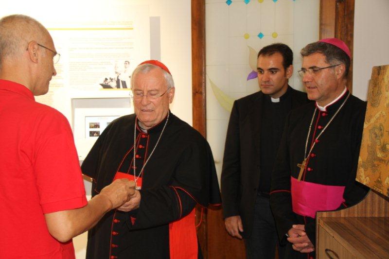 Maurizio Artale insieme a S.E.Rev.ma Card. Cardinale Gualtiero Bassetti, S.Ecc.zza Mons. Corrado Lorefice e don Salvatore Biancorosso, segretario S.Ecc.zza Mons. Lorefice Corrado presso la Casa Museo del Beato Giuseppe Puglisi
