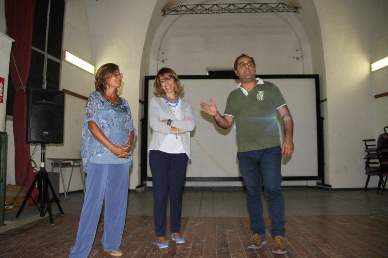 Il Vice Direttore della Casa di Reclusione Ucciardone di
Palermo, Dott.ssa Carmen Rosseli, il Vice Presidente del Centro di
Accoglienza Padre Nostro, Dott.ssa Maria Pia Avara e il regista Francesco Millonzi durante la presentazione della manifestazione  ai cittadini detenuti