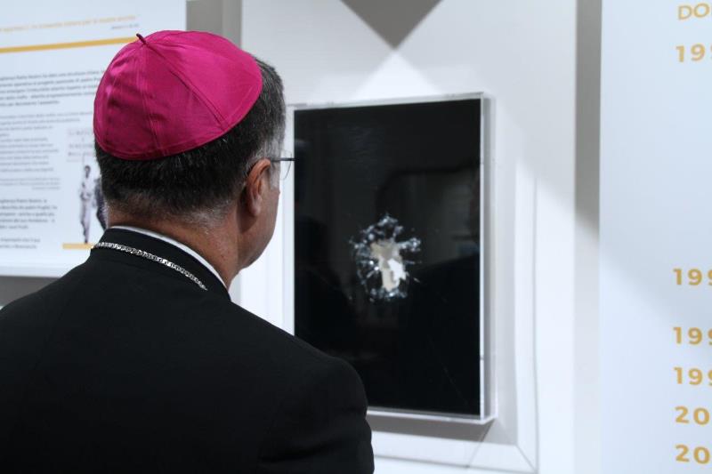 Mons. Corrado Lorefice, Arcivescovo di Palermo, davanti all'opera di Parmiggiani