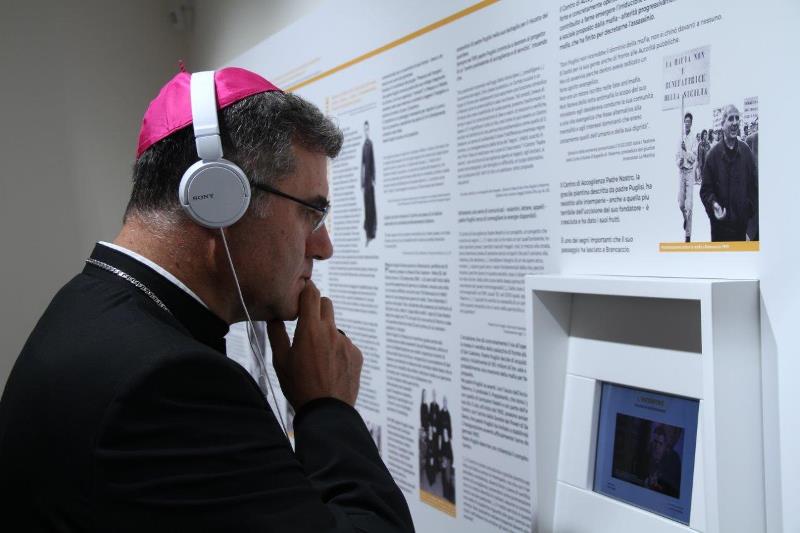 Mons. Corrado Lorefice, Arcivescovo di Palermo, prova le audioguide della casa-museo