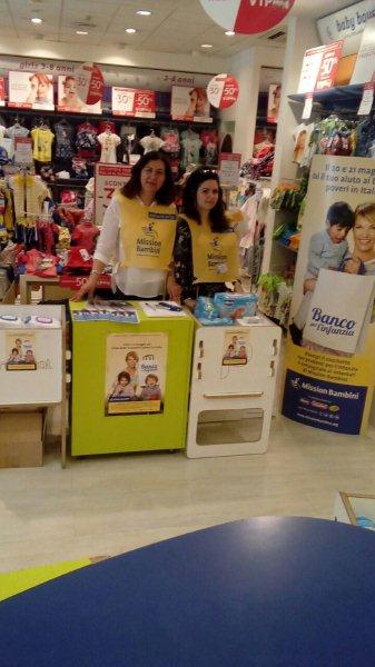 I volontari del Centro Padre Nostro presso il punto vendita Prenatal