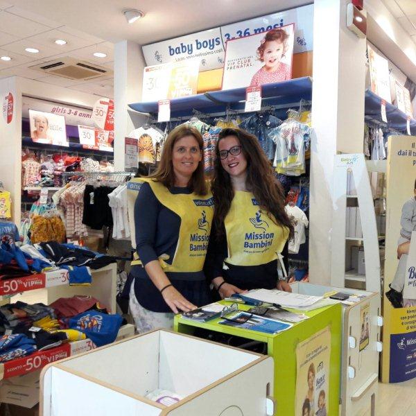 I volontari del Centro Padre Nostro presso il punto vendita Prenatal