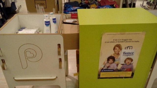 I volontari del Centro Padre Nostro presso il punto vendita Prenatal