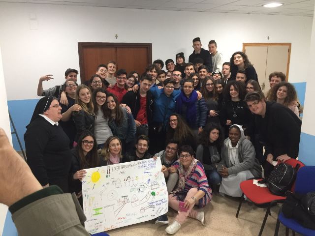 Foto di gruppo insieme agli adolescenti del Centro di Accoglienza Padre Nostro 'I ragazzi del sogno di 3P'
