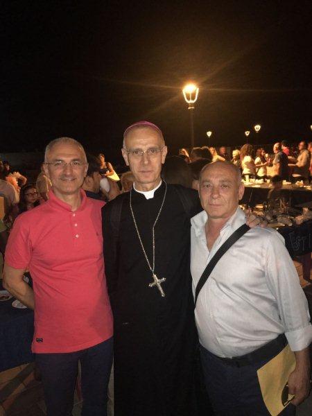 Nella foto: Maurizio Artale, il Vescovo di Acireale Mons. Raspanti, Tommaso Geraci