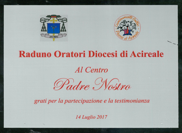 La targa ricordo donata la Centro Padre Nostro