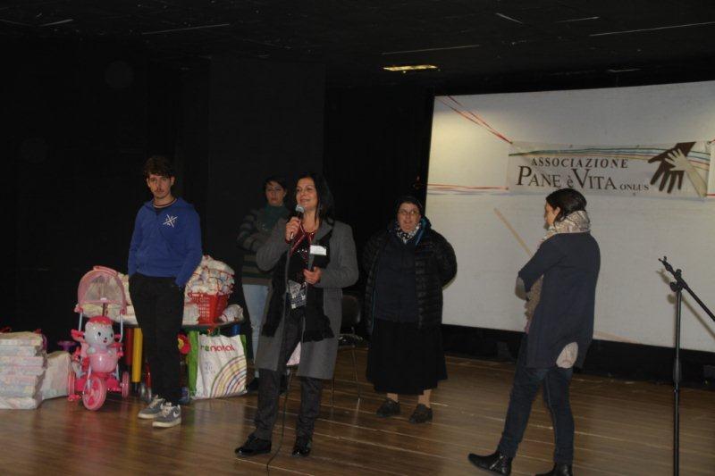 Donazione dei giocattoli ai bambini da parte dell'Associazione Pane � Vita Onlus