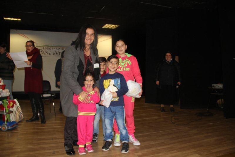 Donazione dei giocattoli ai bambini da parte dell'Associazione Pane � Vita Onlus