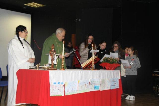 Don Mario Golesano celebra la Santa Messa