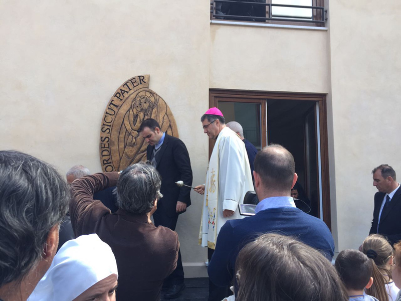 Viene svelata l'icona in bronzo Monumento della Misericordia