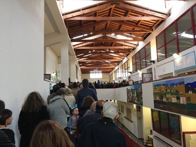 Il plesso di Scuola Primaria gremito di gente