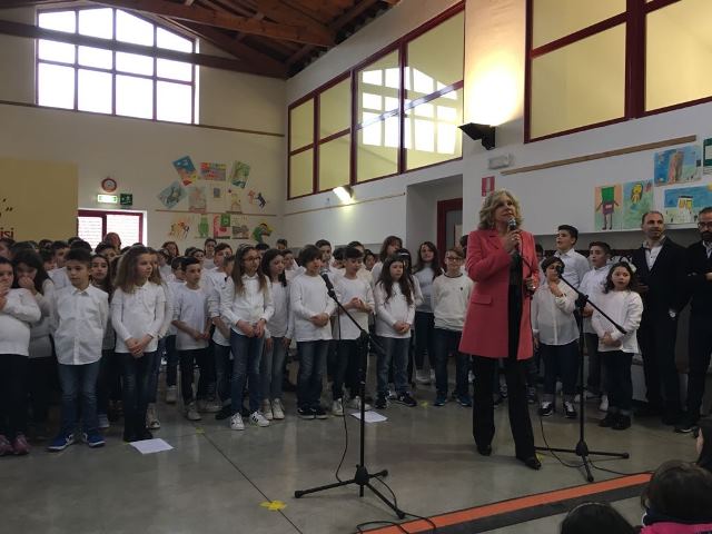 L'esibizione dei piccoli studenti della scuola