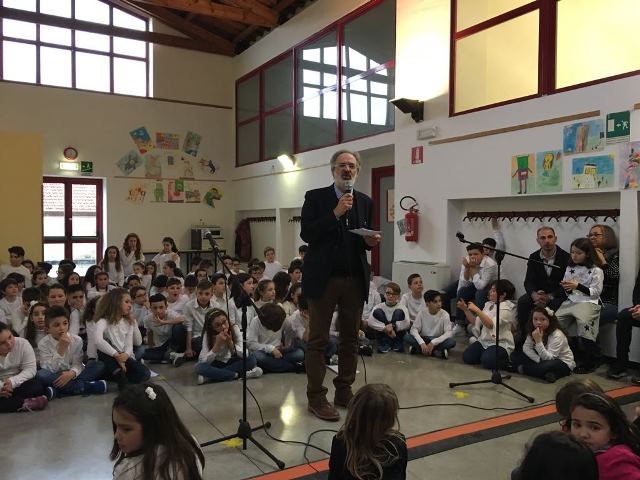 L'esibizione dei piccoli studenti della scuola