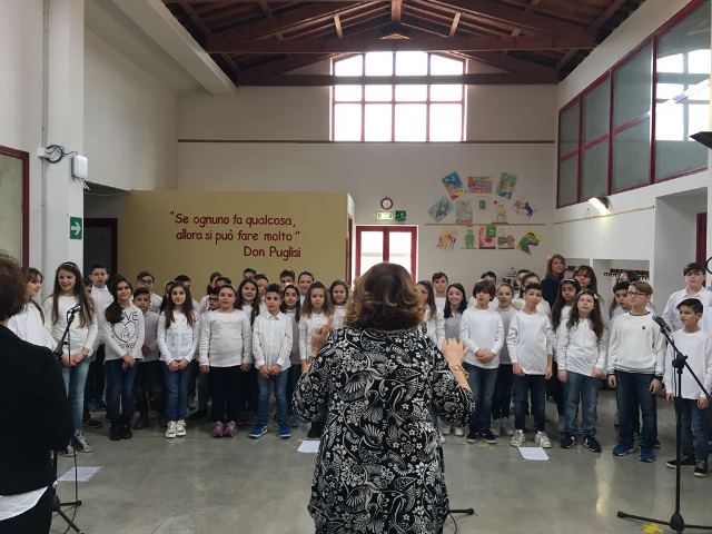 L'esibizione dei piccoli studenti della scuola