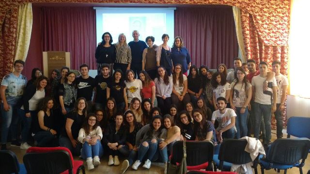 Foto con gli studenti che hanno partecipato all'incontro