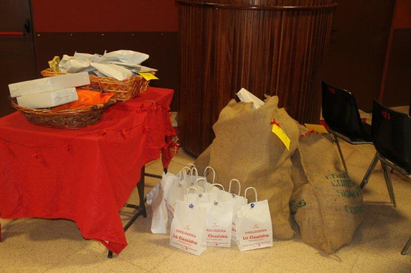Momenti della Festa di Natale per i bambini e i ragazzi del Centro di Accoglienza Padre Nostro con scambio di regali (22 dicembre)