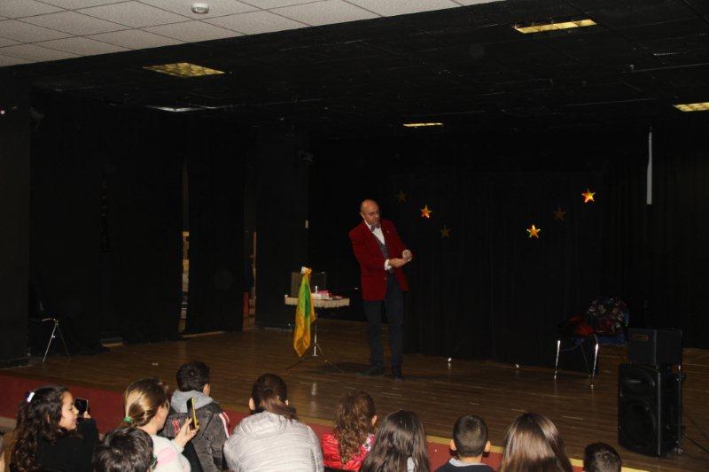 Momenti della Festa di Natale per i bambini e i ragazzi del Centro di Accoglienza Padre Nostro con scambio di regali (22 dicembre)