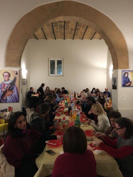 Momento di convivialit� tra gli operatori e volontari del Centro Padre Nostro
