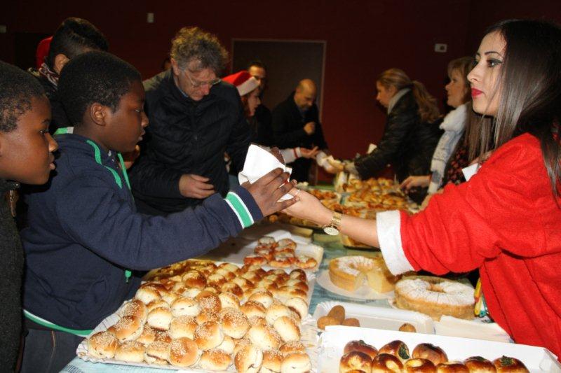 Momenti della Festa di Natale per i bambini e i ragazzi del Centro di Accoglienza Padre Nostro con scambio di regali (22 dicembre)