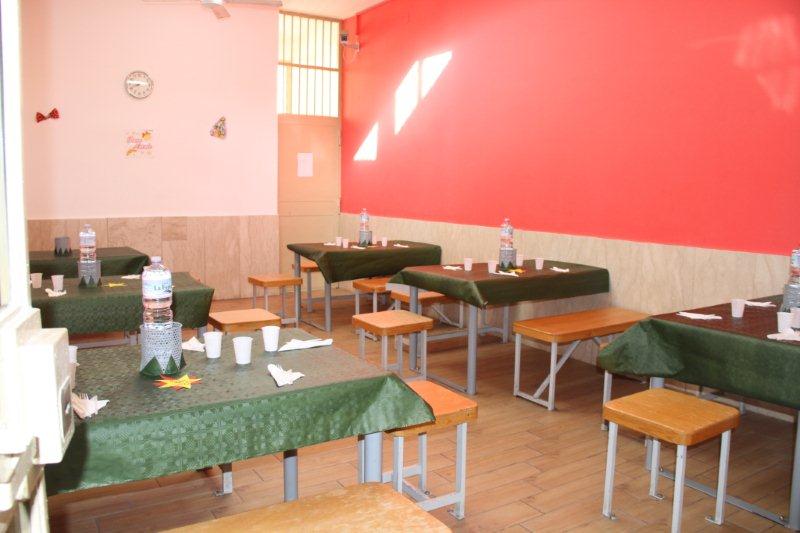 Le sale allestite per il pranzo di Natale