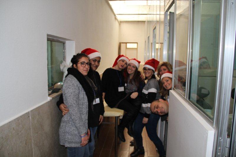 I volontari del Centro di Accoglienza Padre Nostro pronte per servire il pranzo ai detenuti