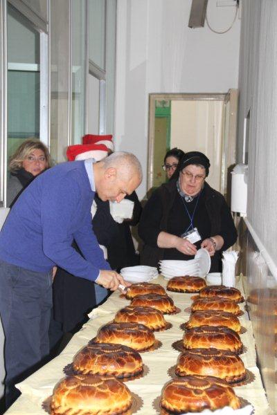 Maurizio Artale, presidente del Centro Padre Nostro, prepara le porzioni da servire
