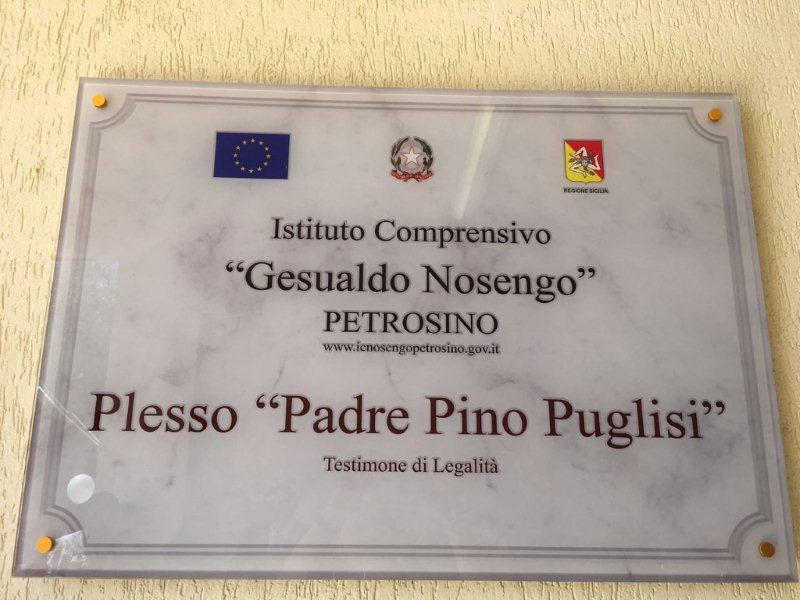 Targa dell'intitolazione del plesso a Padre Pino Puglisi 