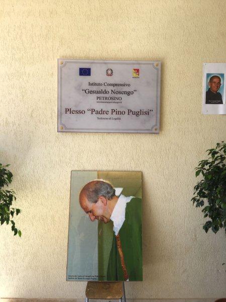 Targa dell'intitolazione del plesso a Padre Pino Puglisi 