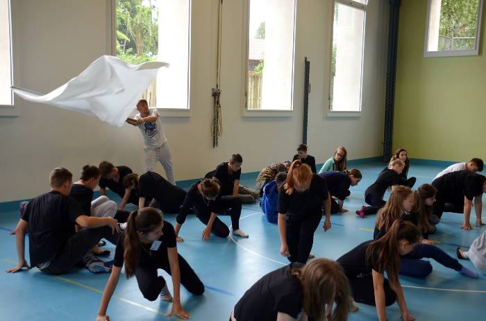 Il gruppo dei ragazzi coinvolti nel progetto durante una loro performance