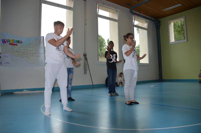 I nostri ragazzi coinvolti nel progetto durante una loro performance