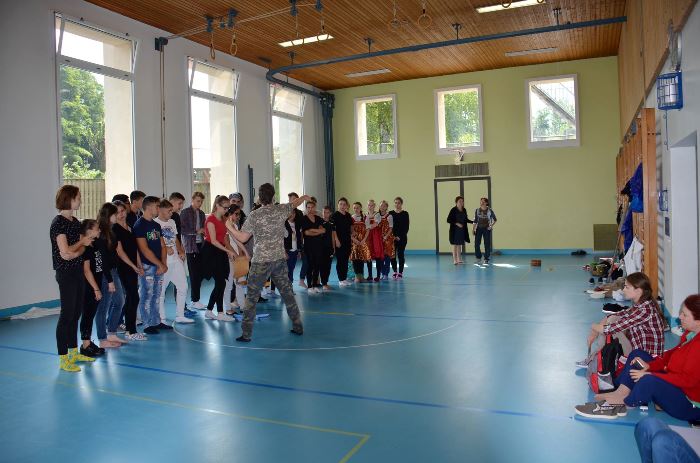 Il gruppo dei ragazzi coinvolti nel progetto durante una loro performance
