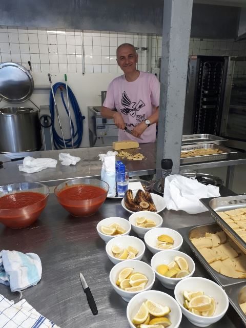 Maurizio Artale prepare un po' di pietanze tipiche siciliane
