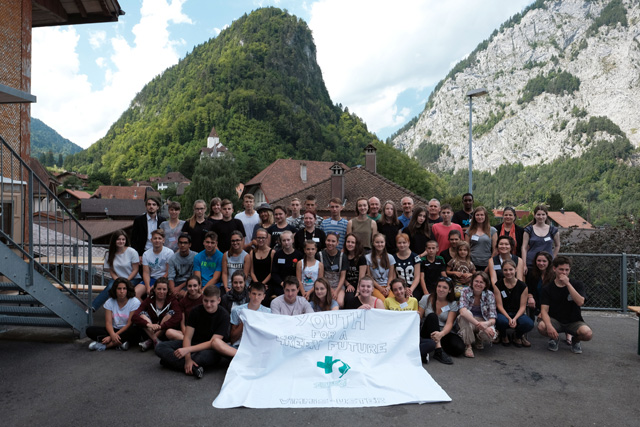 Foto del gruppo di giovani che ha partecipato al campo estivo in Svizzera