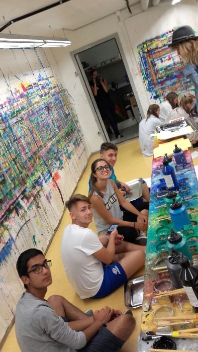 Corinne Sutter, artista Svizzera famosa per le creazioni di caricature,
insieme ai ragazzi preparano gli abiti e la scenografia per lo spettacolo