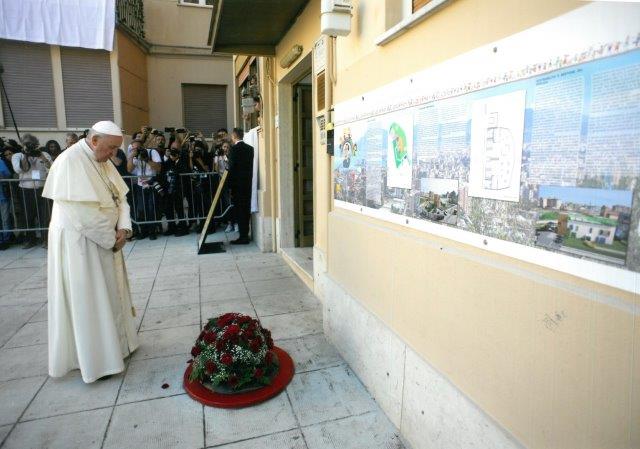 Papa Francesco resta in preghiera nel punto in cui cadde padre Puglisi