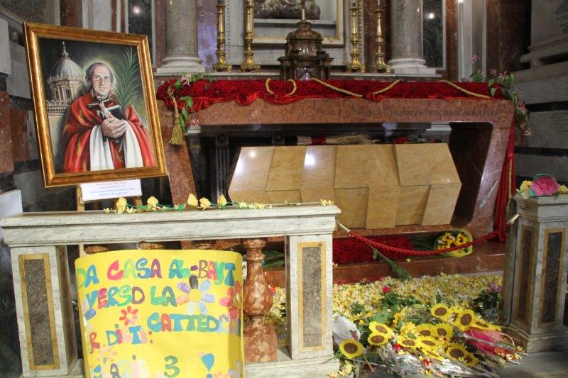 I fiori deposti sulla tomba di 3P