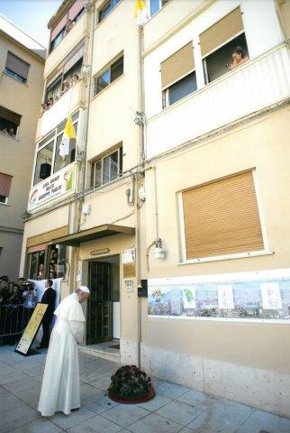 Papa Francesco resta in preghiera nel punto in cui cadde padre Puglisi