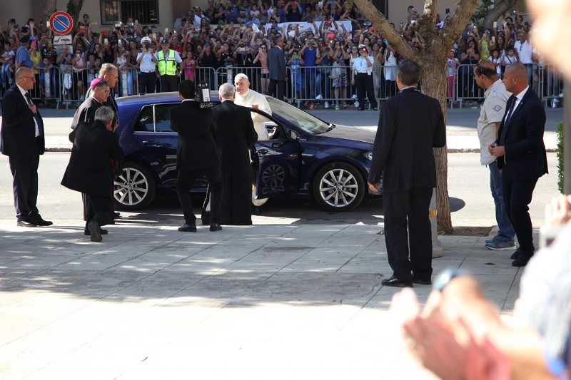 Papa Francesco arriva a p.le Anita Garibaldi