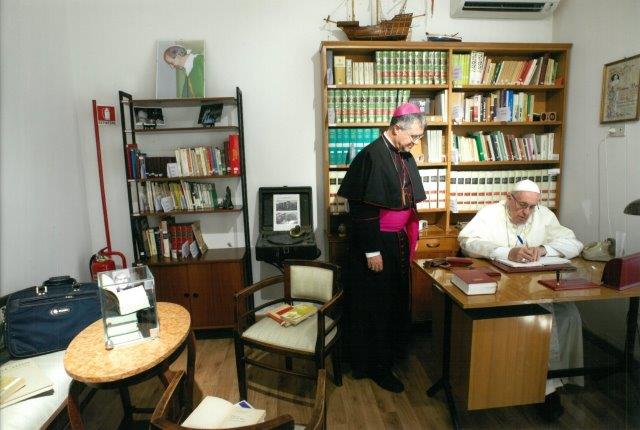 Papa Francesco lascia un messaggio nel libro degli ospiti della casa-museo