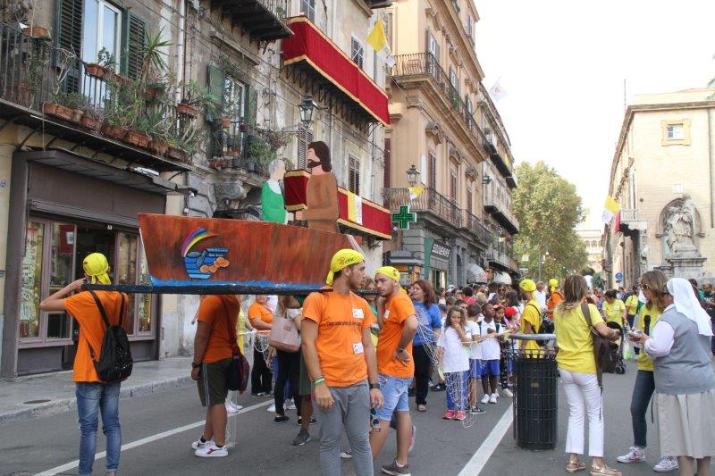 Barca creata dal gruppo giovani del Centro di Accoglienza Padre Nostro