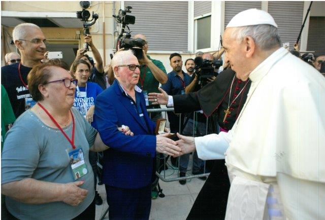 Il Papa saluta Gaetano Puglisi, fratello di don Pino, e sua moglie