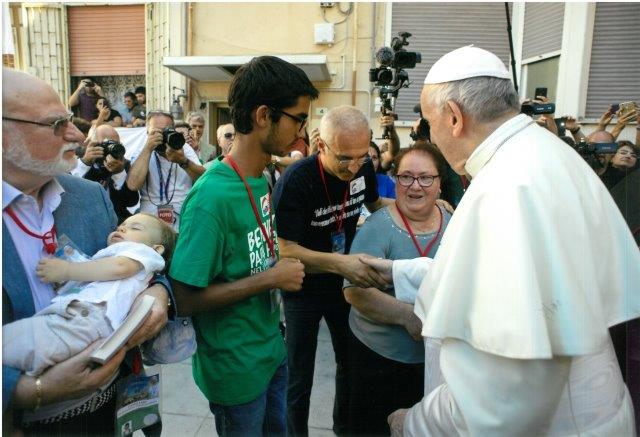 Il Papa saluta Francesco Puglisi, fratello di don Pino, e uno dei nipoti di don Pino