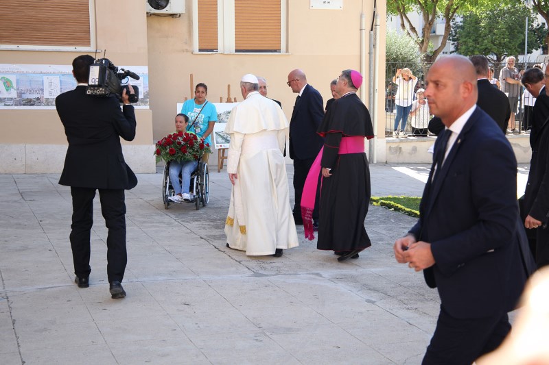 Papa Francesco accolto da una volontaria del centro di Accoglienza Padre Nostro