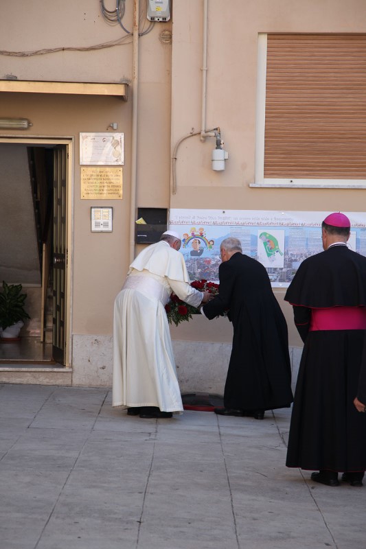 Papa Francesco depone la corona di rose sul medaglione in bronzo